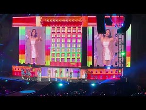 TWICE - "Heart Shaker" (Live in Oakland)