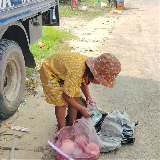 51K views · 541 reactions | Baby Anh went to the market to buy vegetables to plant in the winter spring crop | Rogelio Burnett | Facebook