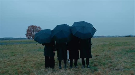 Hallo liebste Menschen, heute ist ein verrückter Tag - ich geb das Ende bekannt. Mein letztes modular Konzert wird am 17.01. In der elbphilharmonie (wtf wie cool?) in Hamburg stattfinden und ich lade euch liebst und mit schweren Herzen ein. Ich freue mich ein letztes Mal mit euch gemeinsam modular und unsere gemeinsame Zeit zu feiern. Ich bin unendlich dankbar für alles was ich erleben durfte und vor allem für euch. In ewiger Liebe das war und wird unvergesslich 🤍 wir sehen uns in Hamburg. Vide