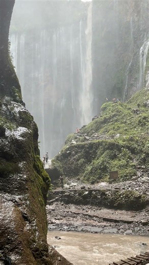 Tumpak sewa sketch bridge crossing. Java, Indonesia
