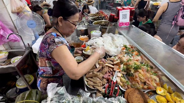 Eating My Way Through Da Nang's BIGGEST Local Food Market 🍲🔥