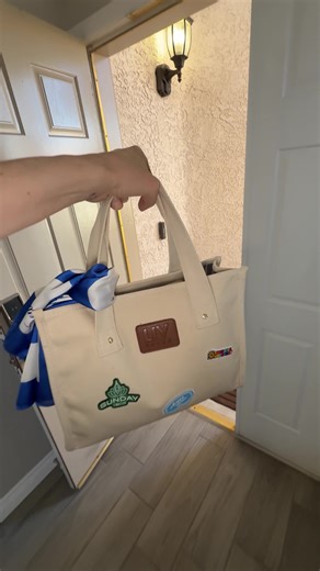 Ski slopes to pool party only in Las Vegas. 🎿🏊 @LIV Beach @Fontainebleau Las Vegas LIV Beach is throwing the first-ever Après Beach party tomorrow and it looks absolutely unreal. Real-life snow, champagne sprays, custom ice luges, and Cloonee headlining — all while you’re dressed in your best ski gear at a Las Vegas day club. This is the crossover nobody asked for but everyone needed. 🏔️☀️ 📍 LIV Beach — Fontainebleau Las Vegas 📅 Tomorrow — Saturday, March 7th 🎽 Dress code: Alpine ski gear