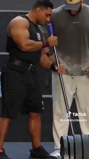 Anatoly's Hilarious Gym Prank with a 32kg Mop