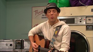 Let's go outdoors and play, Mr. Jason Mraz! 🍂🪁 | Elmo