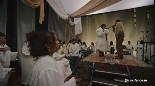 Incroyable interprétation scénographique de @Nilusi et Lisandro lors du live album “lettre à l’univers” de Nilusi. Ce live est disponible sur YouTube #nilusi #lisandrocuxi ✨🫶