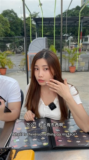 Rainy Lly ( Loke Li Yin ) on Instagram: "拍摄美食的幕后都在谈什么？ 都在谈购物🤣 最近都在种草这支，在指定pharmacy都可以找到的美白神器 —— Himitsu 嫩白霜 我都把它当防晒素颜霜用，它有SPF20足够每日所需 ，里面有印加果油的成分，可以帮助8小时控油。也有维生素B3 ，像是晒黑，天生暗淡肤色，蜡黄肤色，雀斑，晒斑的皮肤，坚持使用都可以越涂越白。 再搭配他们家的金盏花玻尿酸精华，提升14%保湿度， 里面的成分有金盏花和洋甘菊帮助抗炎抗菌，修复底层机能受损。 而且价钱超亲民！适合小资女的一款美白嫩肤神器！真心推荐给你们。 除了指定pharmacies , 在shopee 也可以购买，搜 @himitsuglobal 或者到他们的网站 www.himitsuglobal.com"