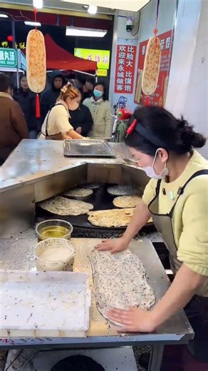 Chinese street food: 1,000 preserved vegetable sesame cakes sold every day😋 #街頭美食 #擺攤 #梅干菜 #小吃 #燒餅
