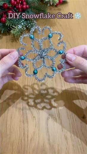 Easy DIY Snowflake Craft ❄️ #diy #pipecleanercrafts #snowflakes