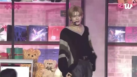 اجرای آهنگ Stick With You گروه TXT
