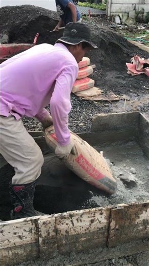 How to mix concrete manually: step 1