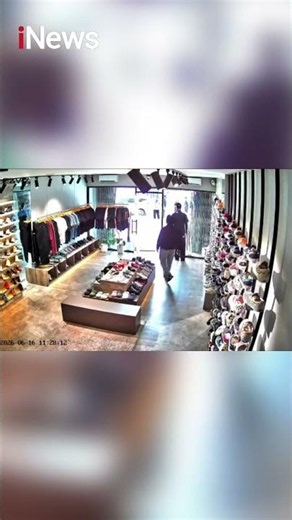 Rekaman CCTV Gempa 6,7 M Guncang Palu! Karyawan Toko Berlarian, Ada Juga Jalan Santai #shorts