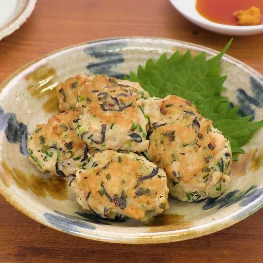 スプーンで簡単♪ 鶏ひき肉とひじきのしょうがつくねのレシピ動画・作り方 | デリッシュキッチン