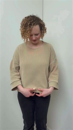 Je blouse extra laten poffen? Dat doe je zó! 🧵🪡 Met al een kleine retouche geef je jouw kledij een tweede leven, daarom delen we geregeld een handige DIY-tip waarmee je jouw favoriete stuks kan herstellen of opfrissen. Samen dragen we bij aan een duurzamere wereld, door de levensduur van kledij te verlengen en afval te verminderen. Twijfel je toch nog een beetje? Geen probleem! Onze retoucheservice in jouw Bel&Bo-winkel staat met de glimlach voor je klaar. Ready om je kledij een tweede leven t