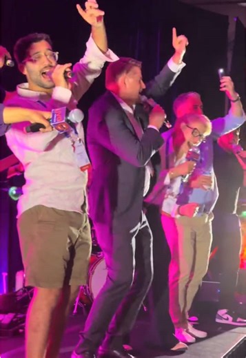 Here comes the Sitecore team turning “Hey Jude” into a full-on sing-along moment. Voices up, hands in the air, and that chorus doing what it does best 🎶✨ #livekaraoke #corporateevents #teambuilding #livemusic #companyculture