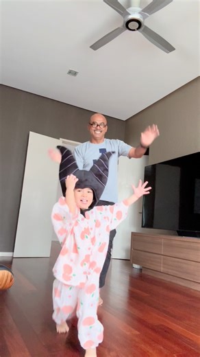 Tok Sidang Jinggo | Bila Nanna tak ada nak teman Bunga dance! Come! Come! Come! Dadda dance with me! 🕺 🕺 🕺😅😄😆😂🤣😃 | Instagram