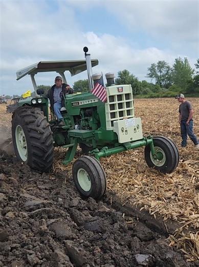 Oliver 1950 screaming while plowing at the Half Century of Progress #agriculture #tractor #fyp #farmlife #oliver