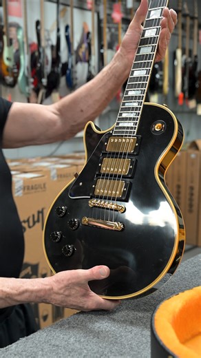 🔥 LEFT-HANDED TRIPLE PICKUP LES PAUL CUSTOM 🔥 How are you doing today? We’ve got a very unusual find here at Bizarre Guitar – Reno, Nevada — especially for left-handed players. This is a left-handed Les Paul Custom from Gibson, loaded with three pickups and weighing in at under 10 lbs. ✨ Left-handed configuration ✨ Triple pickup Custom ✨ Under 10 lbs — great balance ✨ Gold hardware ✨ Waffle-back style tuners ✨ Classic Les Paul Custom vibe These take forever to order, and you almost never see t