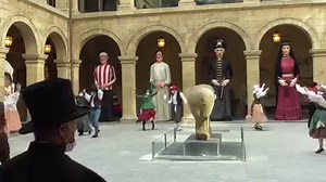 45K views · 980 reactions | L'AURRESKU est la danse caractéristique du Pays basque. Malgré le contexte, le groupe Beti Jai Alai Dantzari Taldea perpétue la tradition depuis 25 ans à Bilbao. Cette année, c’était dans l’enceinte du joli musée basque de Bilbao | Pays basque | Facebook