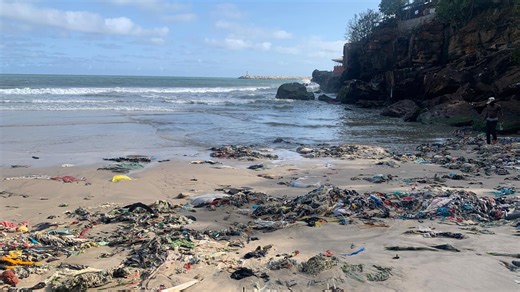 ¿A dónde va el pantalón que tiramos a un contenedor de ropa usada? Once meses de investigación y miles de kilómetros recorridos