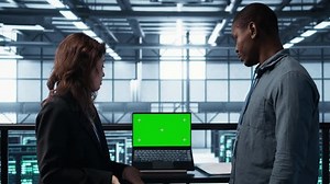 由计算机科学家组成的数据中心团队，使用模拟笔记本电脑查看设备诊断结果。团队协作IT专家使用chroma key笔记本电脑、照相机B调整服务器机房配置 库存影片视频（100% 免版税）3720710005 | Shutterstock