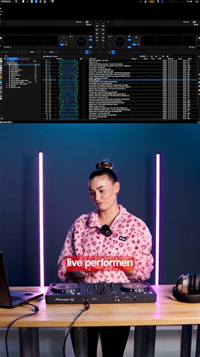 Willst du mit dem Auflegen anfangen? 👀 Sarah dir heute den Pioneer DJ DDJ-FLX4, den perfekten Einsteiger-Controller und was ihn im Vergleich zum Vorgänger noch cooler macht: zwei brandneue Features, die das Auflegen einfacher und kreativer machen! 🔥 1st Track ID im Video: "Feel My Bass" von @the_second_i_music 🔊 Check die Beiden gerne aus, wenn du dich für bouncige Trance Musik interessierst und falls du dich für den FLX4interssierst, checks online oder komm vorbei 🫶 | MUSIC STORE