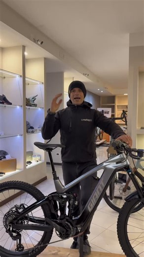 Giant Reign Advanced E 1 2026🔥 La Giant Reign Advanced E 1 è una e-MTB da enduro di livello premium, costruita con telaio in carbonio, motore SyncDrive Pro 3 da 90Nm, batteria Smart 560Wh e sospensioni da 180/170 mm. Una bici pensata per chi affronta trail impegnativi, discese estreme e salite tecniche con la massima potenza e controllo Disponibile allo store e online 👍🏻 #mtb #ebike #emtb #lineabici #giant | Linea Bici