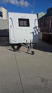 Caravana Caravelair Alba 400 🌳🌳🚚🌳🌳 Compacta, ligera y con 2 ambientes, muy cómoda para viajar en pareja o en familia. 👉 Con top equipamiento para disfrutar de cada escapada con el máximo confort. 💥Aire acondicionado 💥Frigorifico con compresor 💥Estabilizador AKS3004 💥Cama matrimonio 190x138 💥Enorme cama salón 97x168 💥Techo de poliéster antigranizo 💰 Disponible en Caravanas Albatros desde 194€/mes (una noche de hotel) Ven a verla a Caravanas Albatros en San Martin de la Vega ☎ 6539072