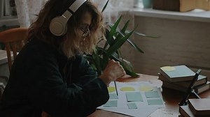 Online Hindi Lessons Lifelong Learning Female: vídeo stock (100% livre de direitos) 3401337175 | Shutterstock