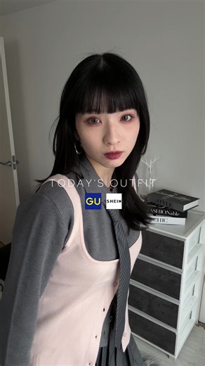 春のグレーコーデと可愛いピンクの組み合わせ