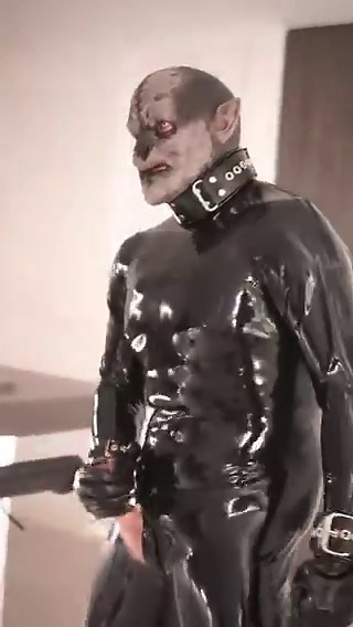 Got an offer to try out this werewolf mask, turns out it came with a few restraints ⛓️ Who’s brave enough to get a little closer? 🐺 https://t.co/gLoqWaiXPS