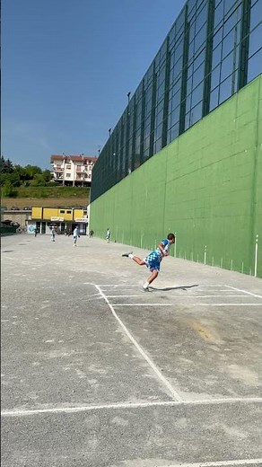 Battuta di una partita di pallapugno (o pallone elastico) in Alta Langa