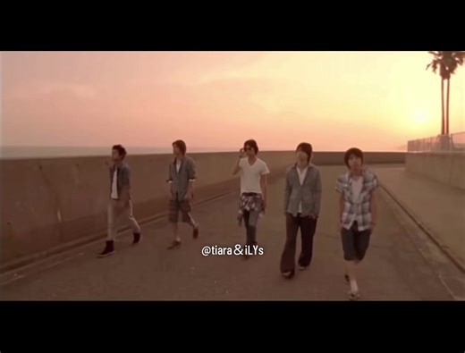 嵐の新曲のfive最高すぎるー！ デビュー曲と時間が同じなの泣ける MV何回も聞いたよ！ 活動終了が迫って来てるのが悲しい😭 別垢にも投稿してるけどシャドバン？になってるからこっちでも投稿します！ #嵐 #嵐新曲 #five #あらしっくと繋がりたい #おすすめ