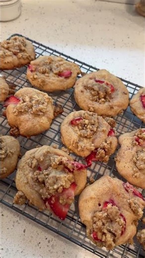 Easy Cookie Idea - Strawberry Crumble Cookie
