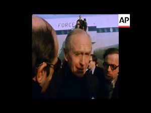 LIB 11-2-74 ARRIVAL OF DOUGLAS-HOME FOR OIL CONSUMING NATIONS TALKS