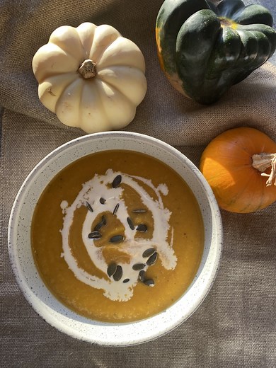 The most delicious pumpkin soup! It's soup season and what better way to make use of all the pumpkins and squash in the supermarket than with a big batch of soup! This soup makes enough for 4 large portions but i recommend doubling up and making a big batch that you can freeze in portions ready for easy lunches. Ingredients: 1 x squash or pumpkin (i've used butternut squash but any will do!), peeled and diced into cubes olive oil 1 cup (115g) frozen diced onions 1 tsp frozen chopped garlic 2 tsp