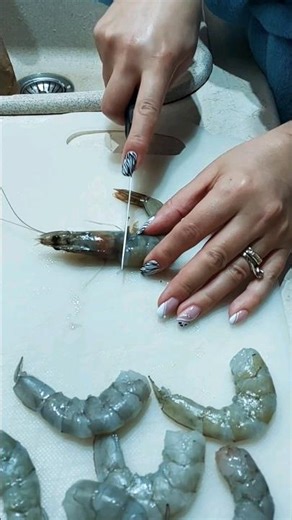 ΠΩΣ ΚΑΘΑΡΙΖΟΥΜΕ ΤΙΣ ΓΑΡΙΔΕΣ ΑΠΟ ΤΟ ΚΕΛΥΦΟΣ & ΤΟ ΕΝΤΕΡΟ #recipe How to clean the shrimps #shorts