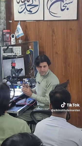 Crystal Oscillator Checking on Digital Multimeter @Engineer iftikhar khan #EIK #EIK_INSTITUTE_MARDAN #tranding #motivation #unfrezzmyaccount
