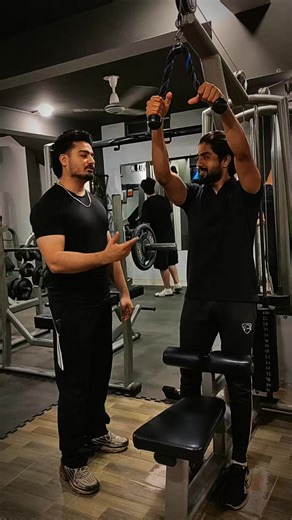 #creatorsearchinsights In this video, I’m coaching my client on the correct standing rope crunch technique and showing him the perfect angle for maximum core activation. Many people do rope crunches wrong by pulling with their arms or bending the wrong way, but here I guide him to find the right spot, right posture, and proper contraction. As a trainer, my focus is not just on lifting weight but on teaching the correct form so every rep targets the abs effectively and prevents injury. #fitness #