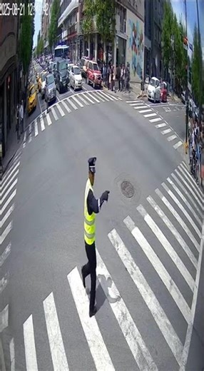 Dancing Traffic Cop Takes City by Surprise 🚦🕺