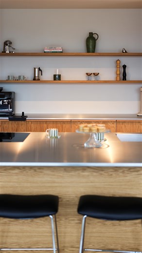 Villa Lumina📍Solhemsgatan 11A Ulricehamn on Instagram: "Köket 🍳 Det rummet som vi hänger i mest - från morgon till kväll. Det äts, leker, jobbas och umgås! Alexander har fått en nytändning och inspiration att laga det ena till det andra och vi andra två tackar inte nej! #renovering #husdrömmar #kök #köksinspo #skandinaviskahem"