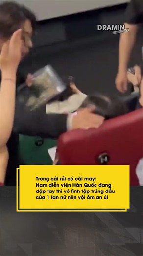 Nam diễn viên Hàn Quốc đang đập tay thì vô tình tập trúng đầu của 1 fan nữ nên vội ôm an ủi