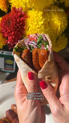 (P) A inceput postul si, chiar daca nu va vine sa credeti, aceste mini kebaburi sunt 100% de post si absolut delicioase. Ne apucam de treaba? Lista ingrediente: - Inedit Tofu in saramura (clasic sau afumat); - jumatate de legatura de patrunjel; - 2 lingurite de pasta de tomate; - condimente: chimion macinat, coriandru macinat, tumeric, scortisoara, menta uscata, sumac, za’atar (cate un varf de lingurita din fiecare); - o ceapa; - 2 catei de usturoi; - 4-5 linguri de faina; - sare si piper; - pen