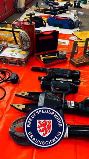 Feuerwehr Braunschweig on Instagram: "Ausbildung für Feuerwehr und Rettungsdienst 🚒🚑 Im Rahmen einer gemeinsamen Ausbildung haben die Auszubildenden der Hilfsorganisationen sowie die Berufsfeuerwehr aus Braunschweig verschiedene Szenarien im Bereich der technischen Rettung geübt. 🛠️ Auch komplexe Einsatzlagen mit einem Massenanfall von Verletzten (MANV) wurden realitätsnah dargestellt und trainiert. 👥🚑 🎯 Ziel der Ausbildung: Das vorhandene Wissen in der Praxis zu festigen und insbesondere