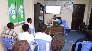 Buug diyaarinta Jaamacadda iyo sameynta cilmi baaris waa culeyska ay wajahaan ardayda Soomaaliyeed | Warbixin. | Telefishinka Qaranka Soomaaliyeed