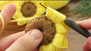1.4M views · 18K reactions | Cok kolay tığ işi ayçiçeği yaptım very easy sunflower model explanation #crochet #knitting | Nurgül İle El Sanatları | Facebook