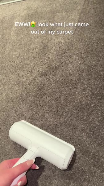 Cleaning my carpet with this roller has become my addiction www.wonderfullyclean.com.au #cleantok #cleanhouse #cleancarpet #pethair #cleaningtips #lintroller #dust #pets #cleaninghacks