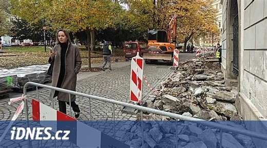 V centru Plzně vyměňují žulovou dlažbu, nevydržela současnému náporu
