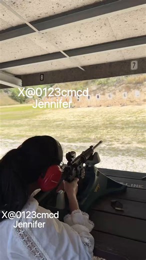 今天去了射击场玩手枪，太久没玩，成绩都退步了。上周玩步枪打了102发子弹，有6发打了9环，剩下的96发全部打了10环。今天 点38 打了30发，9毫米打了30发，共计60发子弹居然有 两颗 打到8环去了😓，剩下的58发都在9环和10环里。图一的左轮手枪是我先生送我的第二把手枪，用 .38加强版子弹的，对于我来说：后坐力很大、扳机很重，每次打几发子弹后，我的虎口都震麻了，越来越不喜欢它了。我先生说再买一把更适合我并且我喜欢的送给我。