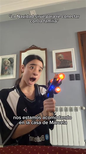 Juli Savioli on Instagram: "La familia está unida de esa manera #fyp #familia #navidad"