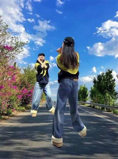 Easiest Dance Moves for Beginners: Step-by-Step Guide